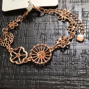 NWT Cato’s Rose Gold Tone Flowers Bracelet!